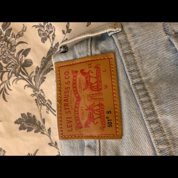 High wasted ripped faded wash Levi’s - Picture 3 of 5